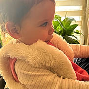 Masha a rejoint le concours — aidez-le/la à gagner de superbes lots ! baby, child, cozy, curly_hair, cute, fuzzy_clothing, indoor, natural_light, person, plant, portrait, profile, side_view, soft_texture, striped_sleeves, sunlight, vest, warm_light, window_blinds, young_child