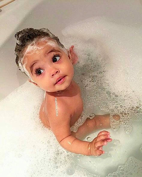 Elena a rejoint le concours — aidez-le/la à gagner de superbes lots ! baby_bathing, bathing, bathroom, bathtub, cheek, chin, ear, eye, eyelash, facial_expression, fluid, foam, head, iris, jaw, lip, mouth, nose, person, skin