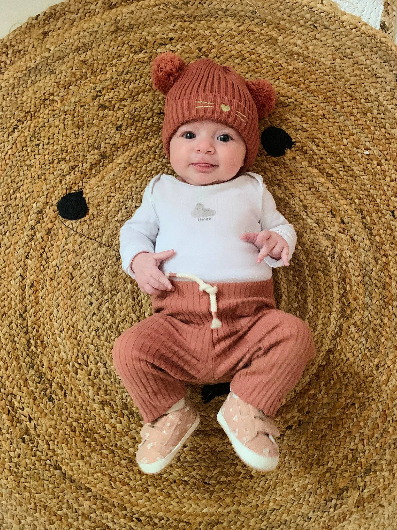 Paula a rejoint le concours — aidez-le/la à gagner de superbes lots ! agriculture, art, baby, baby_toddler_clothing, cap, child, costume_hat, fashion_accessory, fur, grass, happy, headwear, pattern, peach, people_in_nature, person, sitting, skin, sleeve, soil