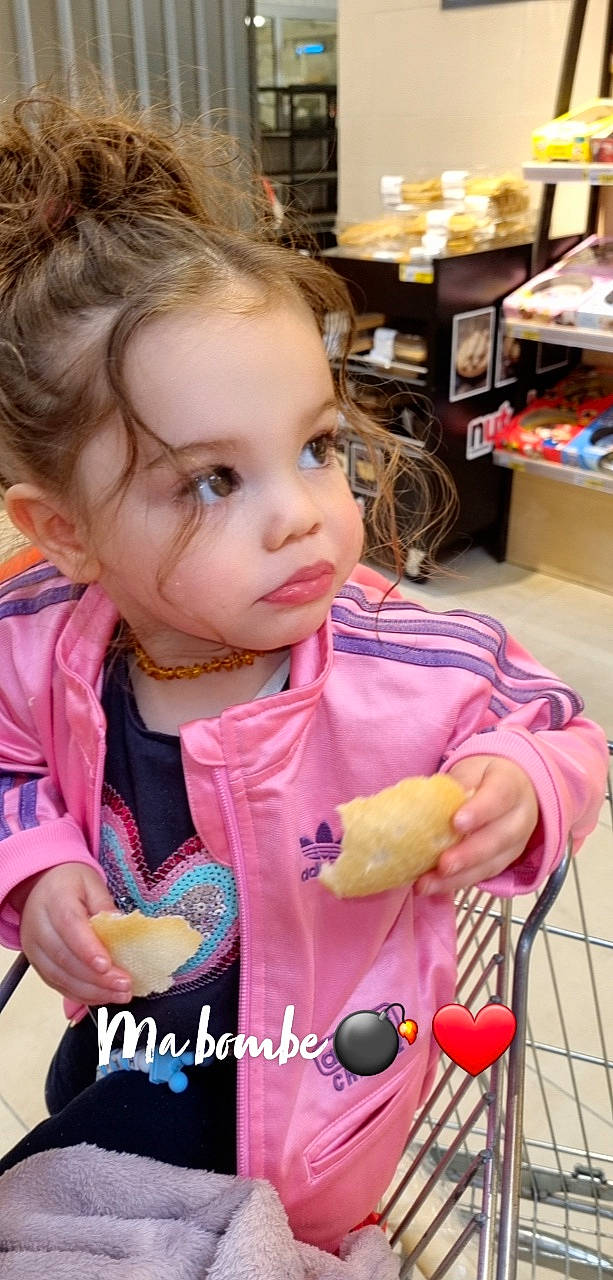 Hayllie a rejoint le concours — aidez-le/la à gagner de superbes lots ! baby, baby_toddler_clothing, cheek, child, eating, eyelash, fun, happy, head, iris, nose, person, pink, play, room, shelf, sitting, skin, toddler, vacation