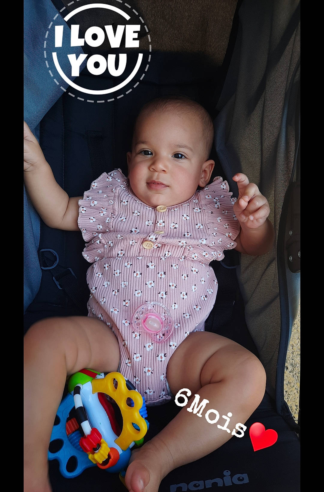 Elyäna a rejoint le concours — aidez-le/la à gagner de superbes lots ! arm, baby, baby_toddler_clothing, chair, cheek, child, finger, flash_photography, hand, happy, lap, leg, nail, person, pink, product, sitting, sleeve, t_shirt, thigh