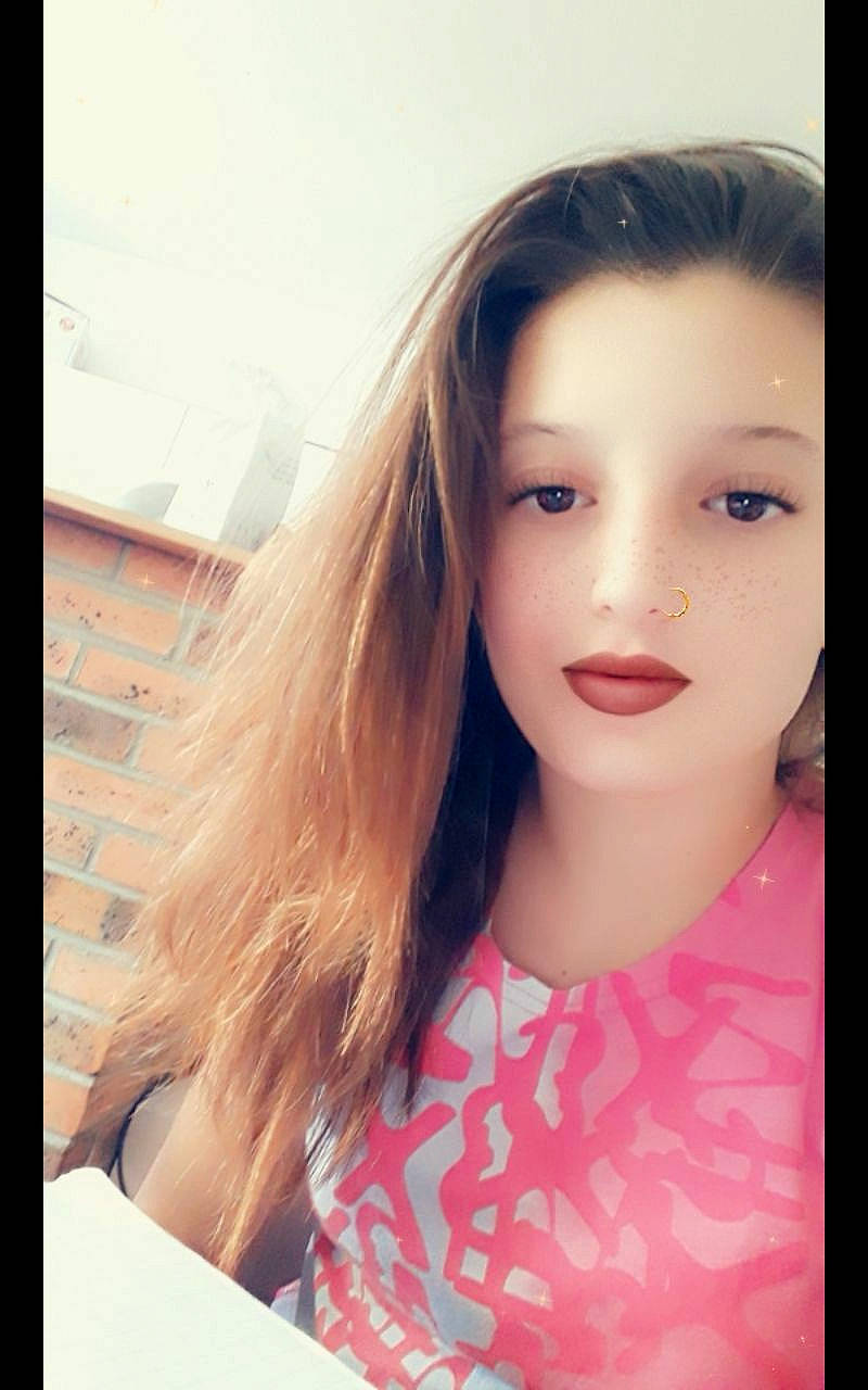 Tina participe au concours pour gagner de l'argent avec cette photo : beauty, blond, brown_hair, cheek, chin, eye, eyebrow, eyelash, face, forehead, hair, hairstyle, head, lady, lip, long_hair, nose, person, pink, selfie