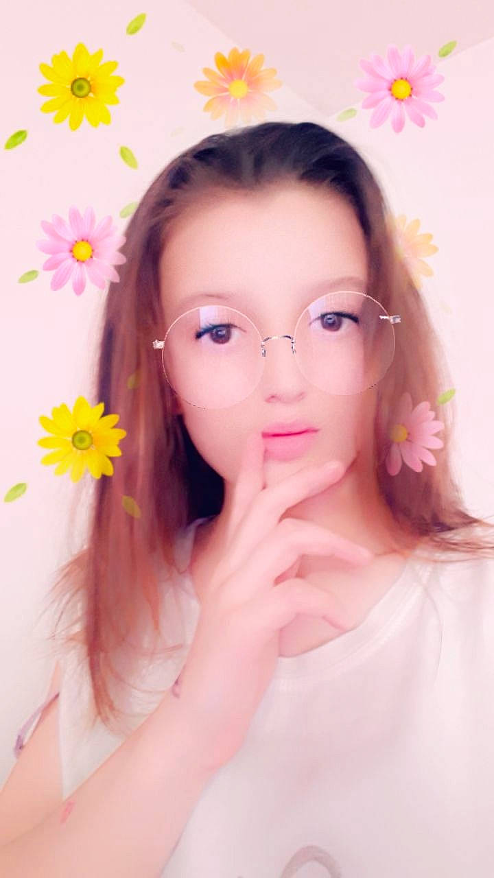 Tina participe au concours pour gagner de l'argent avec cette photo : beauty, cheek, chin, eye, eyebrow, eyelash, face, flower, forehead, hair, hand, head, lip, long_hair, nose, person, petal, pink, skin, smile