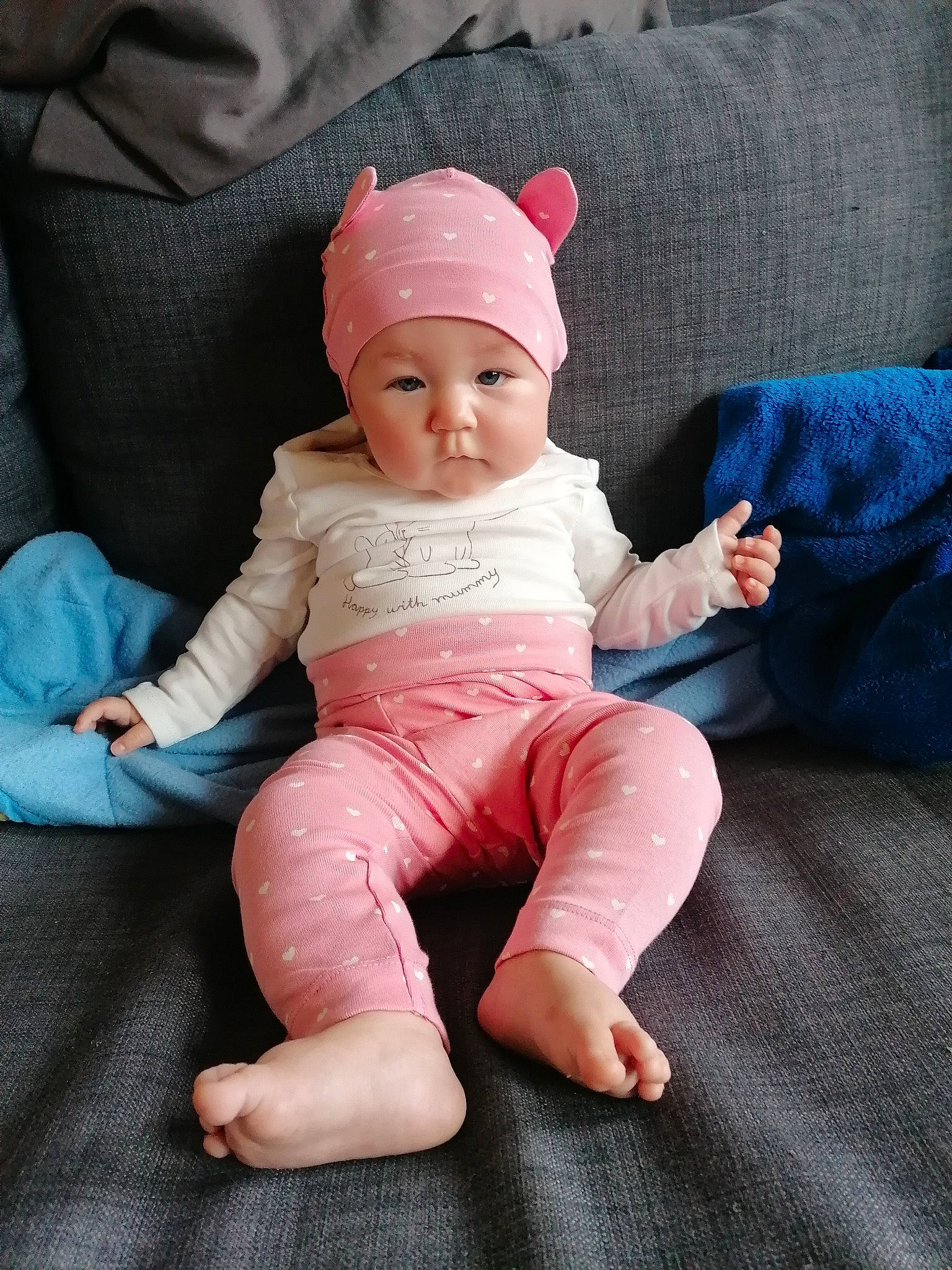 Anya participe au concours pour gagner de l'argent avec cette photo : baby, child, headgear, headwear, person, pink, sitting, toddler