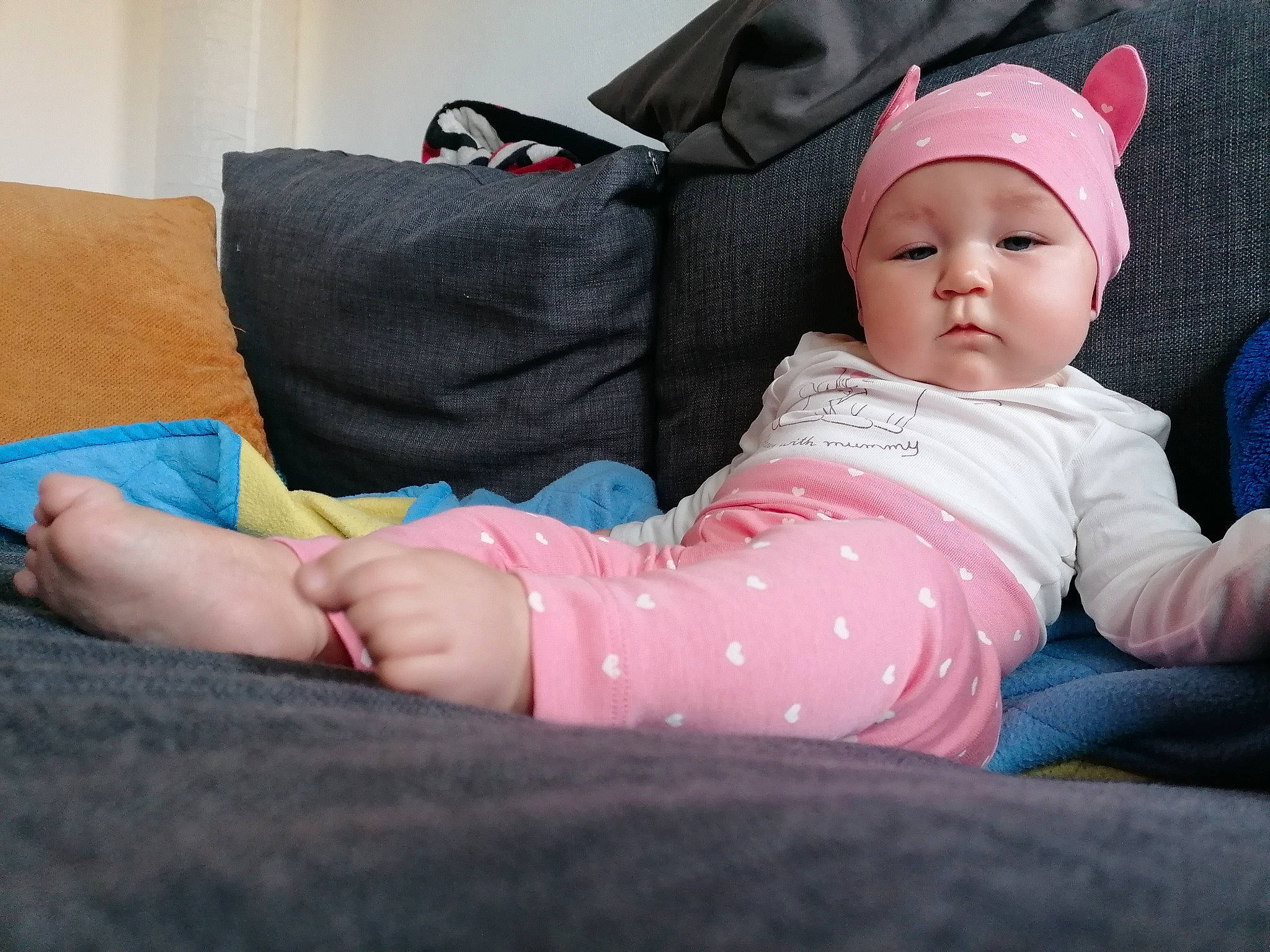Anya a rejoint le concours — aidez-le/la à gagner de superbes lots ! baby, cheek, child, comfort, finger, headgear, headwear, leg, person, pink, skin, toddler