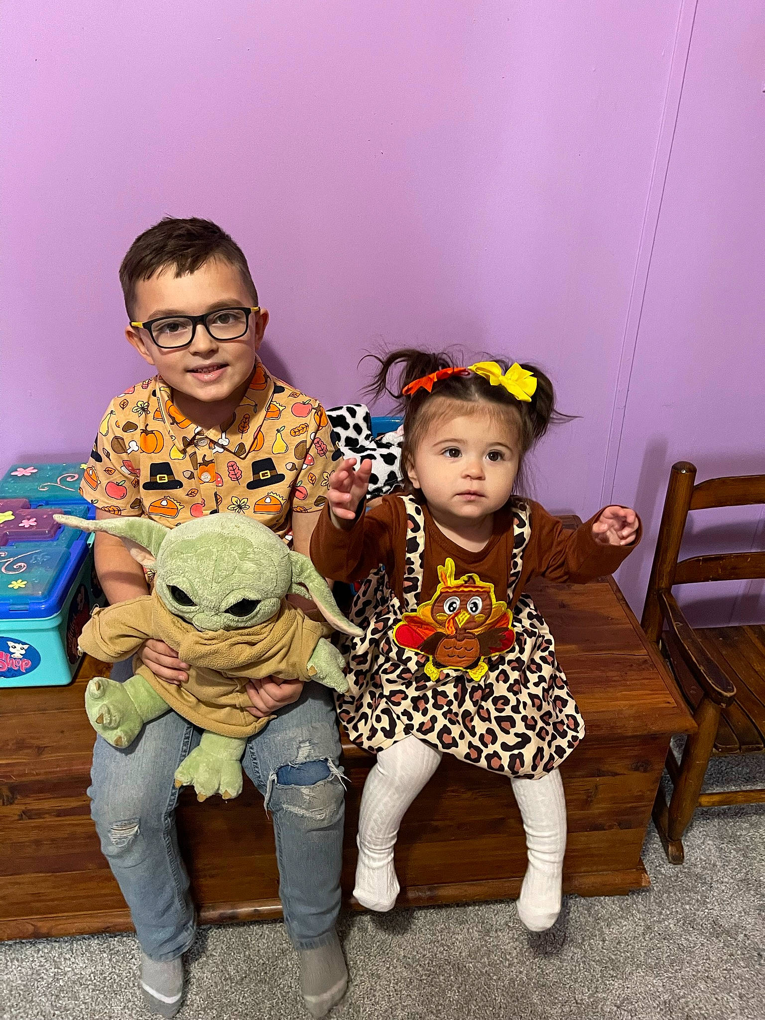 Juliana is registered to the contest to win money with this photo: baby, box, chair, child, costume, event, eyewear, family, fun, happy, joy, leisure, person, room, shoe, sitting, skin, smile, t_shirt, toddler