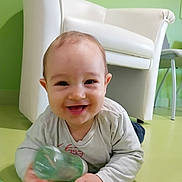 Eden participe au concours pour gagner de l'argent avec cette photo : baby, smiling, bottle, indoor, child, white_armchair, green_floor, happy, crawling, long_sleeve_shirt, furniture, toy, cute, young_child, playful, person, head, face, bright, casual