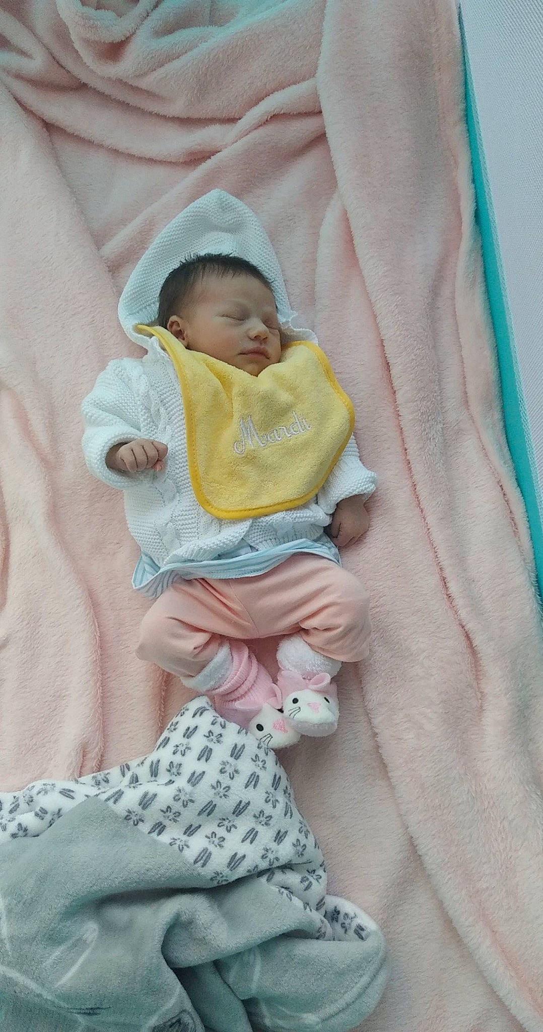 Lyanna participe au concours pour gagner de l'argent avec cette photo : baby, baby_products, baby_sleeping, baby_toddler_clothing, bedtime, child, comfort, foot, hat, linens, pattern, person, pink, room, sitting, skin, sleeve, textile, toddler, wool