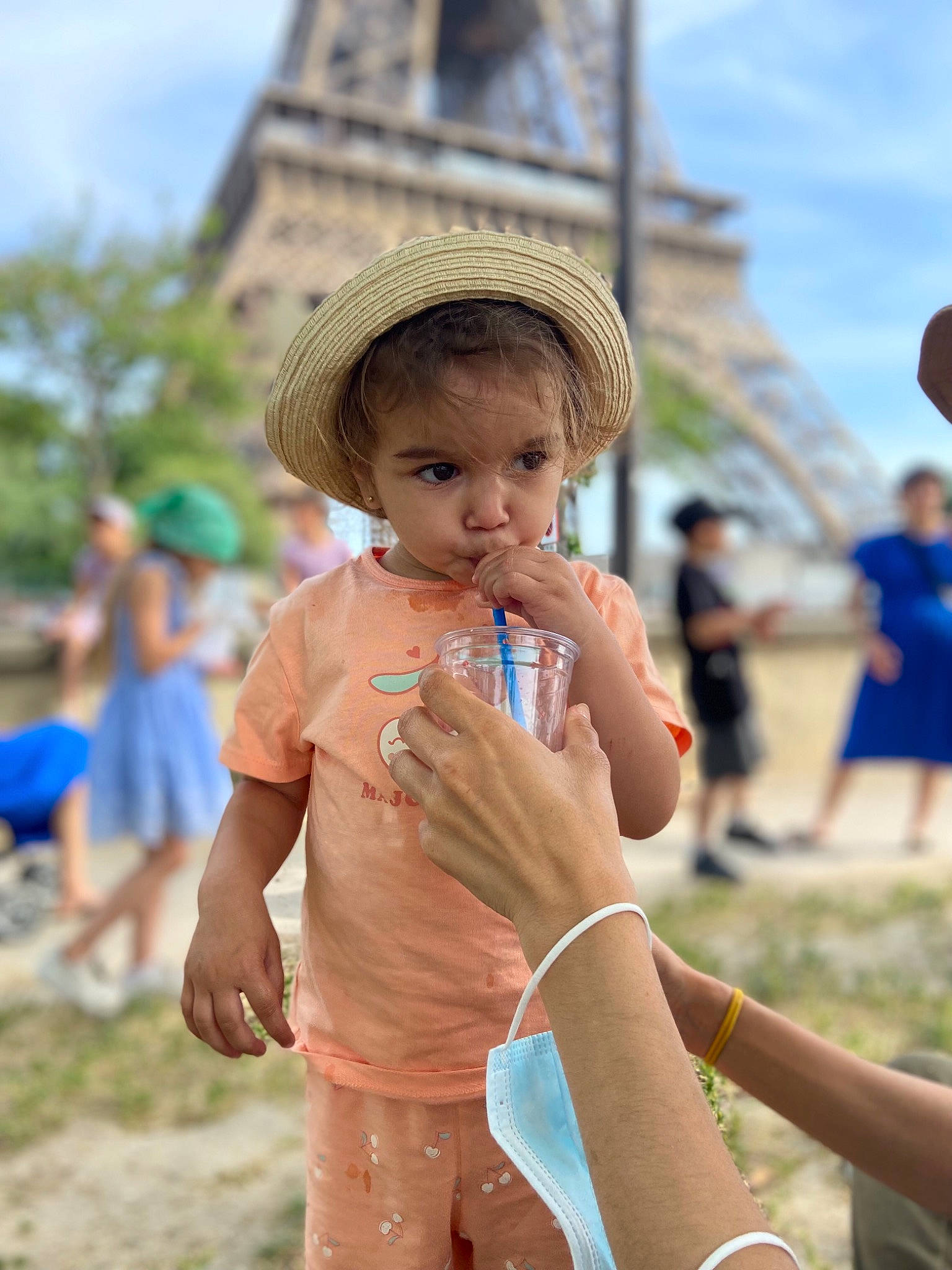 Malena participe au concours pour gagner de l'argent avec cette photo : blue, cap, child, event, fun, grass, happy, human_leg, leisure, person, play, recreation, skin, sky, summer, sun_hat, temple, toddler, tourism, travel