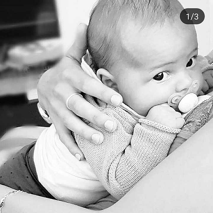 Marïna participe au concours pour gagner de l'argent avec cette photo : black_and_white, cheek, child, ear, eye, finger, girl, hand, infant, monochrome, monochrome_photography, neck, nose, photograph, photography, portrait_photography, skin, smile, toddler