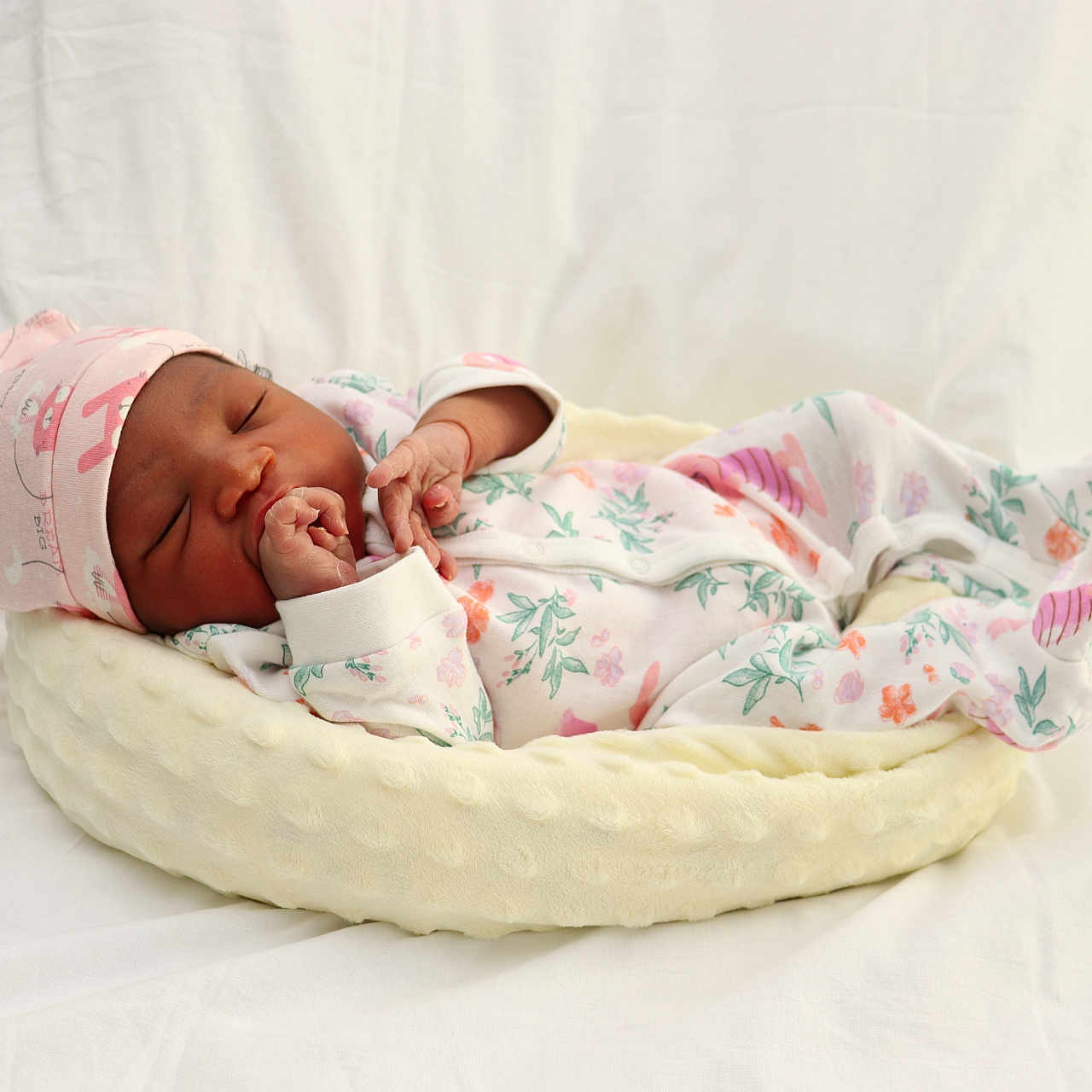 Axelle participe au concours pour gagner de l'argent avec cette photo : baby, child, cozy, cushion, cute, floral, hat, indoors, infant, newborn, nursery, onesie, peaceful, pink, portrait, resting, sleeping, soft, toddler, white_background