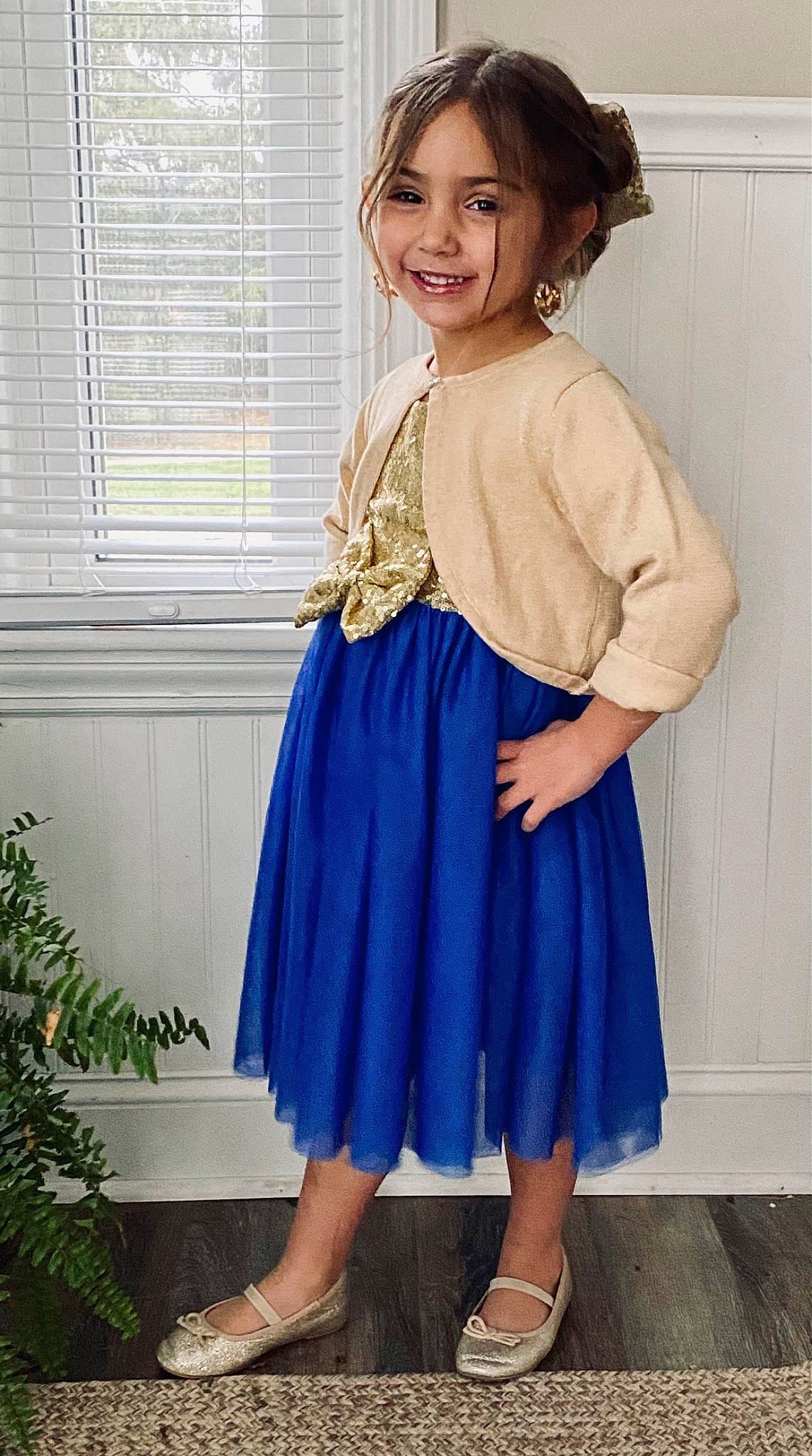 Sayge is registered to the contest to win money with this photo: blue, clothing, day_dress, electric_blue, event, fashion_design, foot, formal_wear, happy, jewellery, joint, joy, long_hair, pattern, person, sleeve, smile, trunk, waist, white