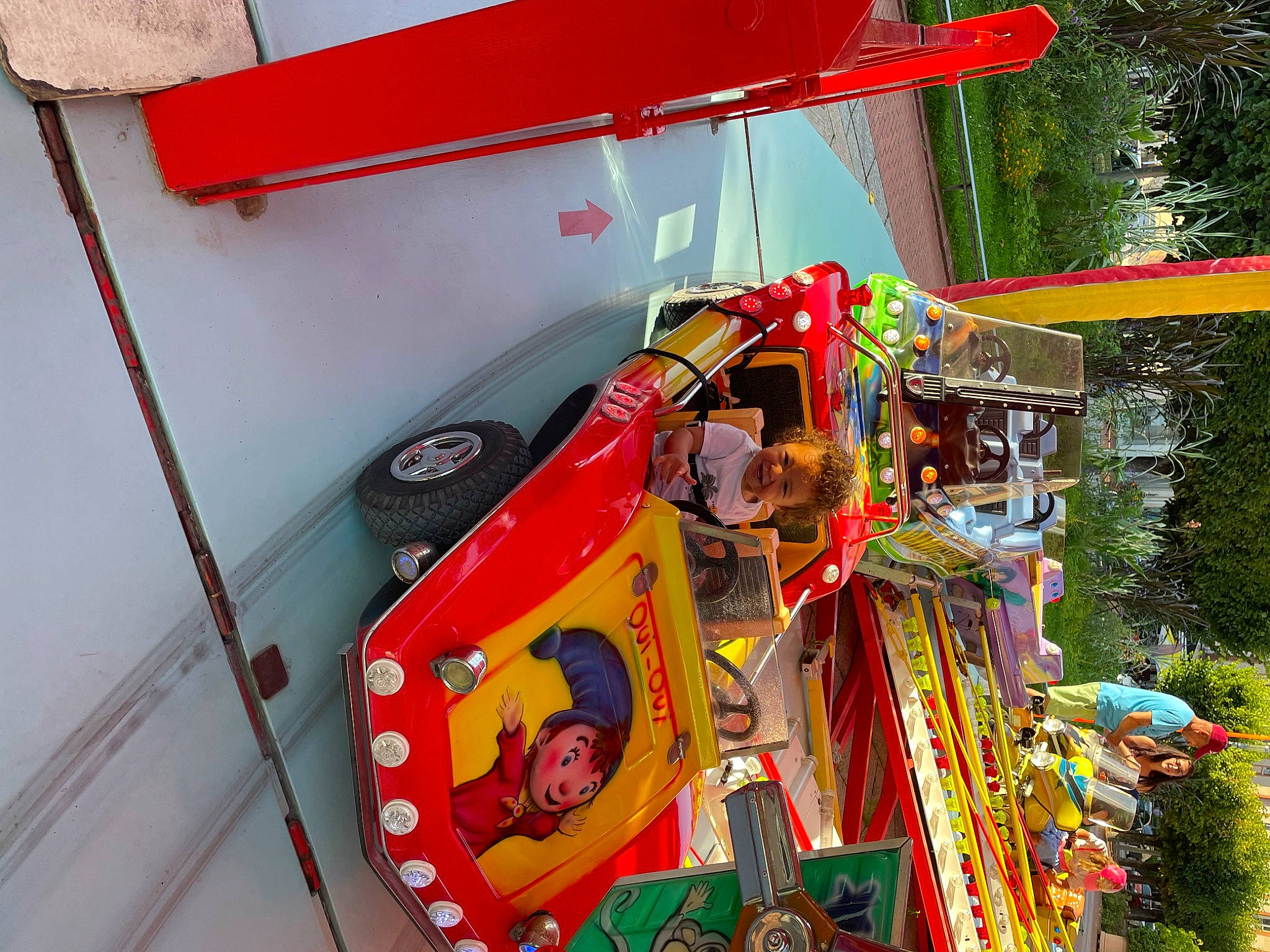 Mariano participe au concours pour gagner de l'argent avec cette photo : amusement_ride, auto_part, automotive_exterior, automotive_wheel_system, bumper, engineering, event, fun, joy, leisure, machine, motor_vehicle, person, plant, pole, recreation, tree, vehicle, vehicle_door