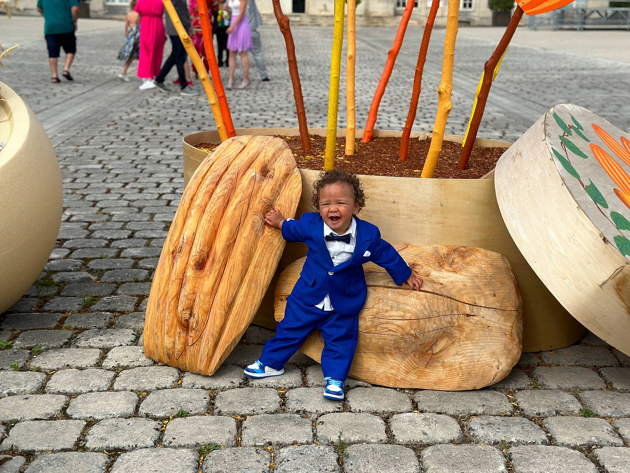 Mariano a rejoint le concours — aidez-le/la à gagner de superbes lots ! boats_and_boating_equipment_and_supplies, child, concrete, fun, leisure, person, recreation, soil, street, temple, toddler, tourism, travel, trunk, vacation, wood