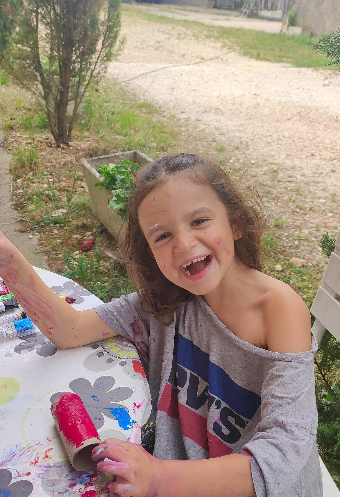 Shaynna a rejoint le concours — aidez-le/la à gagner de superbes lots ! child, event, finger, fun, grass, hand, happy, joy, leisure, nail, outdoor_recreation, person, pink, plant, recreation, sitting, skin, smile, summer, toddler