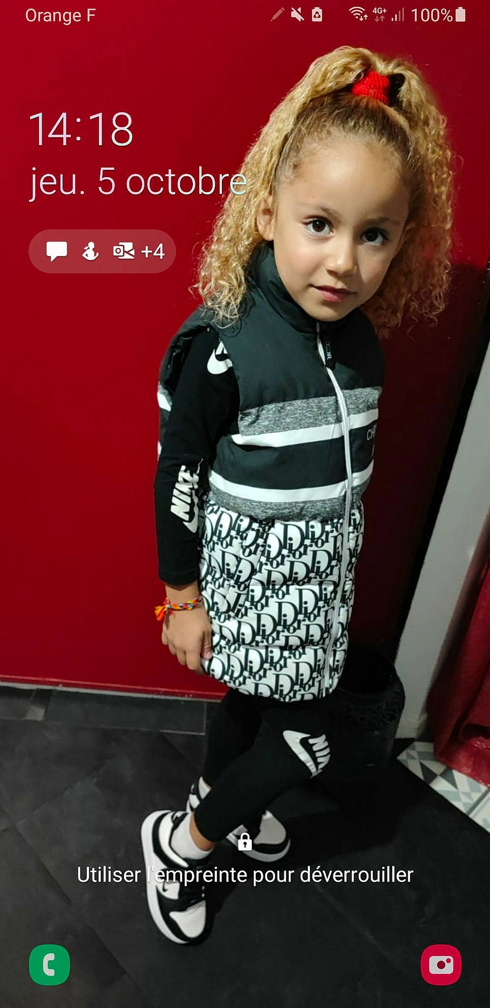 Eva a rejoint le concours — aidez-le/la à gagner de superbes lots ! bag, blond, cocktail_dress, eyelash, fashion_accessory, fashion_design, hair, hairstyle, human_leg, joint, knee, leggings, long_hair, luggage_and_bags, pattern, person, sleeve, sportswear, t_shirt, thigh