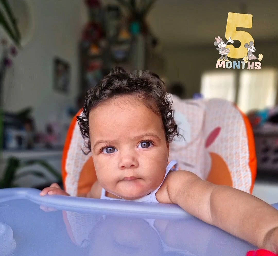 Serena a rejoint le concours — aidez-le/la à gagner de superbes lots ! arm, baby, baby_toddler_clothing, cheek, child, ear, eyebrow, eyelash, flash_photography, flooring, fun, happy, iris, leisure, nose, person, room, sitting, skin, smile