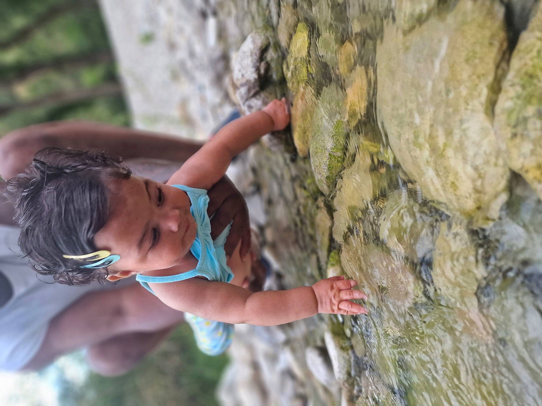 Serena participe au concours pour gagner de l'argent avec cette photo : adventure, bedrock, climbing, finger, fun, geology, grass, hand, happy, leaf, leisure, organism, people_in_nature, person, plant, recreation, rock, rock_climbing_equipment, toddler, trunk
