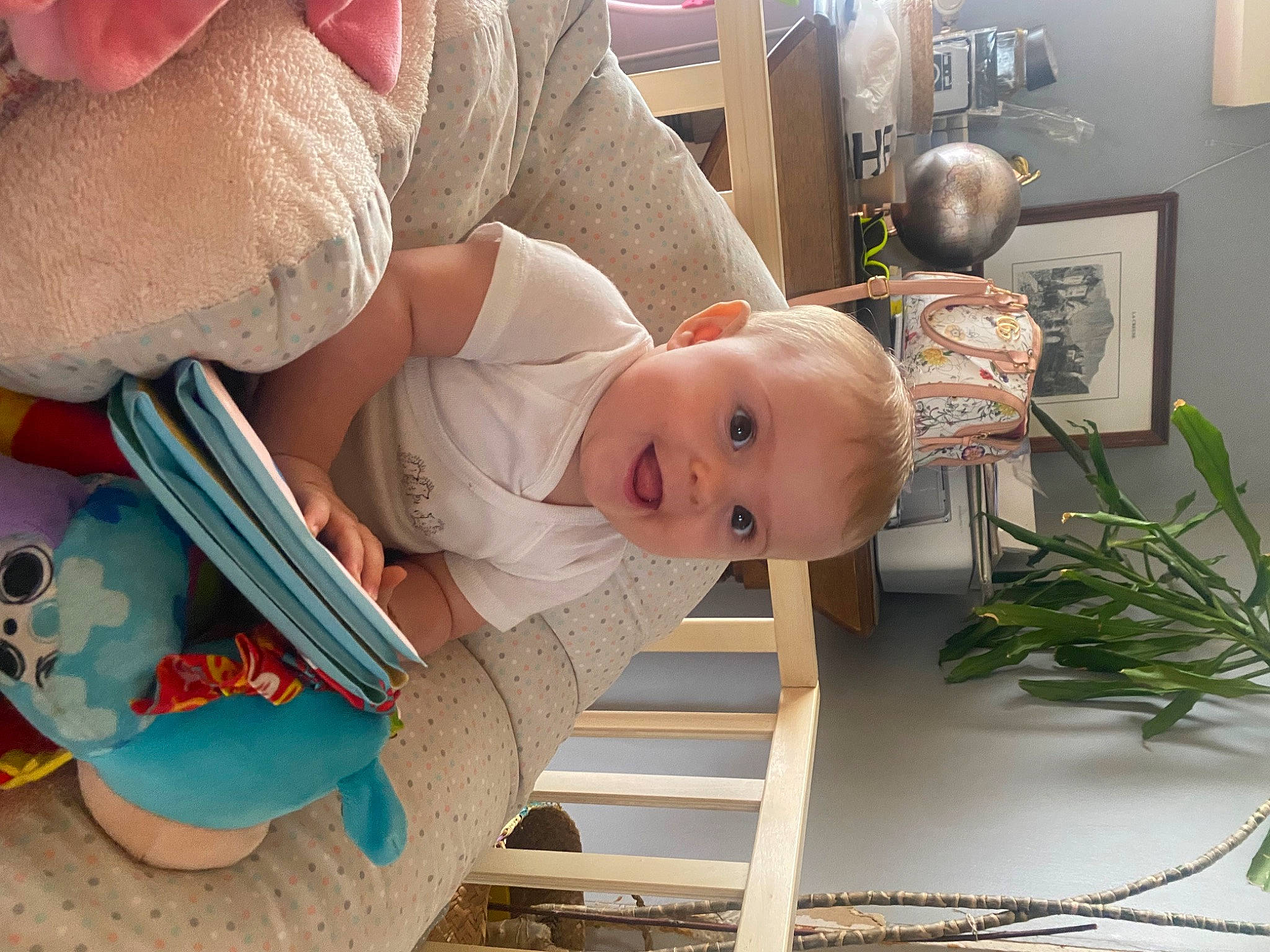 Valentina participe au concours pour gagner de l'argent avec cette photo : baby, baby_products, baby_toddler_clothing, child, comfort, grass, joy, lamp, person, picture_frame, plant, room, sitting, skin, smile, toddler, wood