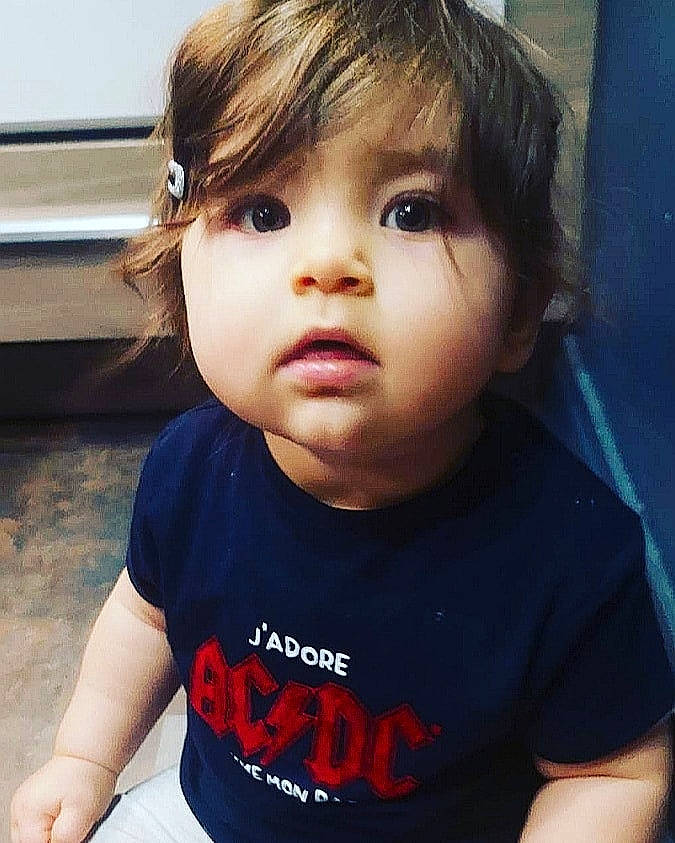 Léna participe au concours pour gagner de l'argent avec cette photo : baby, beauty, cheek, child, chin, cool, eye, eyebrow, face, forehead, hair, hairstyle, head, lip, nose, person, photography, skin, smile, t_shirt