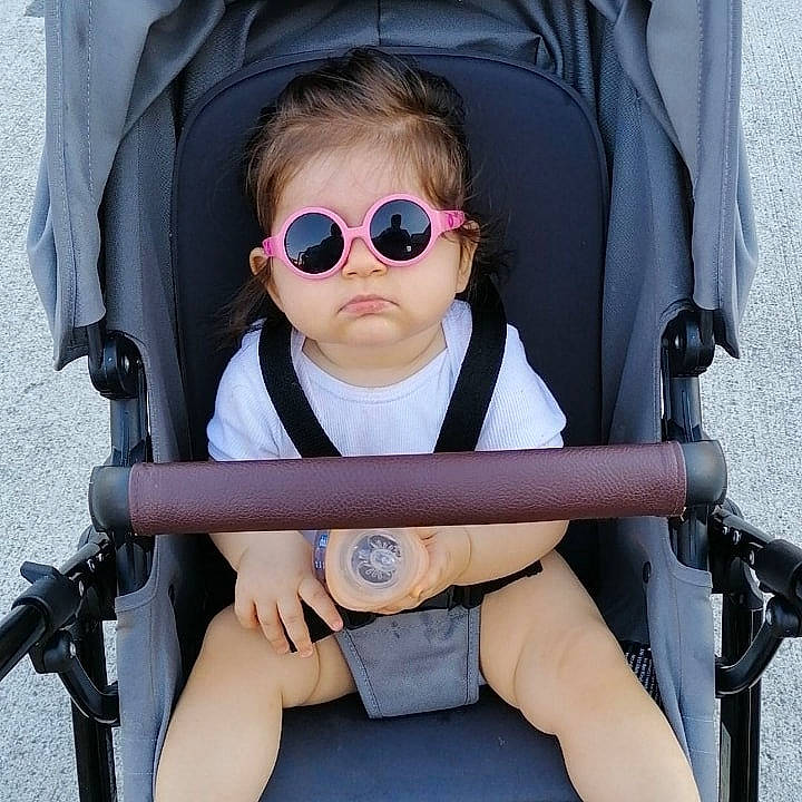 Léna participe au concours pour gagner de l'argent avec cette photo : baby_carriage, baby_products, car_seat, child, eyewear, person, product, sunglasses, toddler