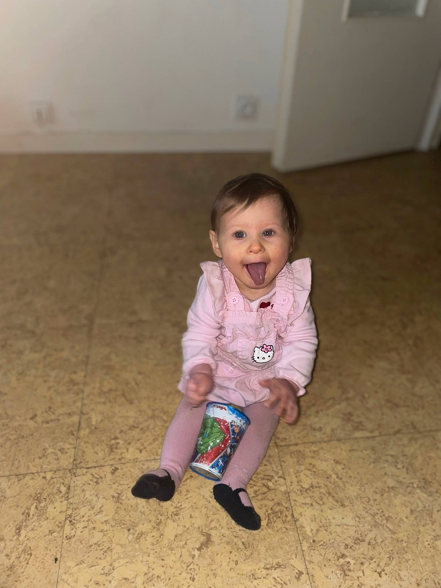Lïna a rejoint le concours — aidez-le/la à gagner de superbes lots ! baby, baby_toddler_clothing, cheek, child, face, floor, flooring, foot, fun, happy, hardwood, leg, magenta, person, sandal, sitting, skin, sleeve, smile, toddler