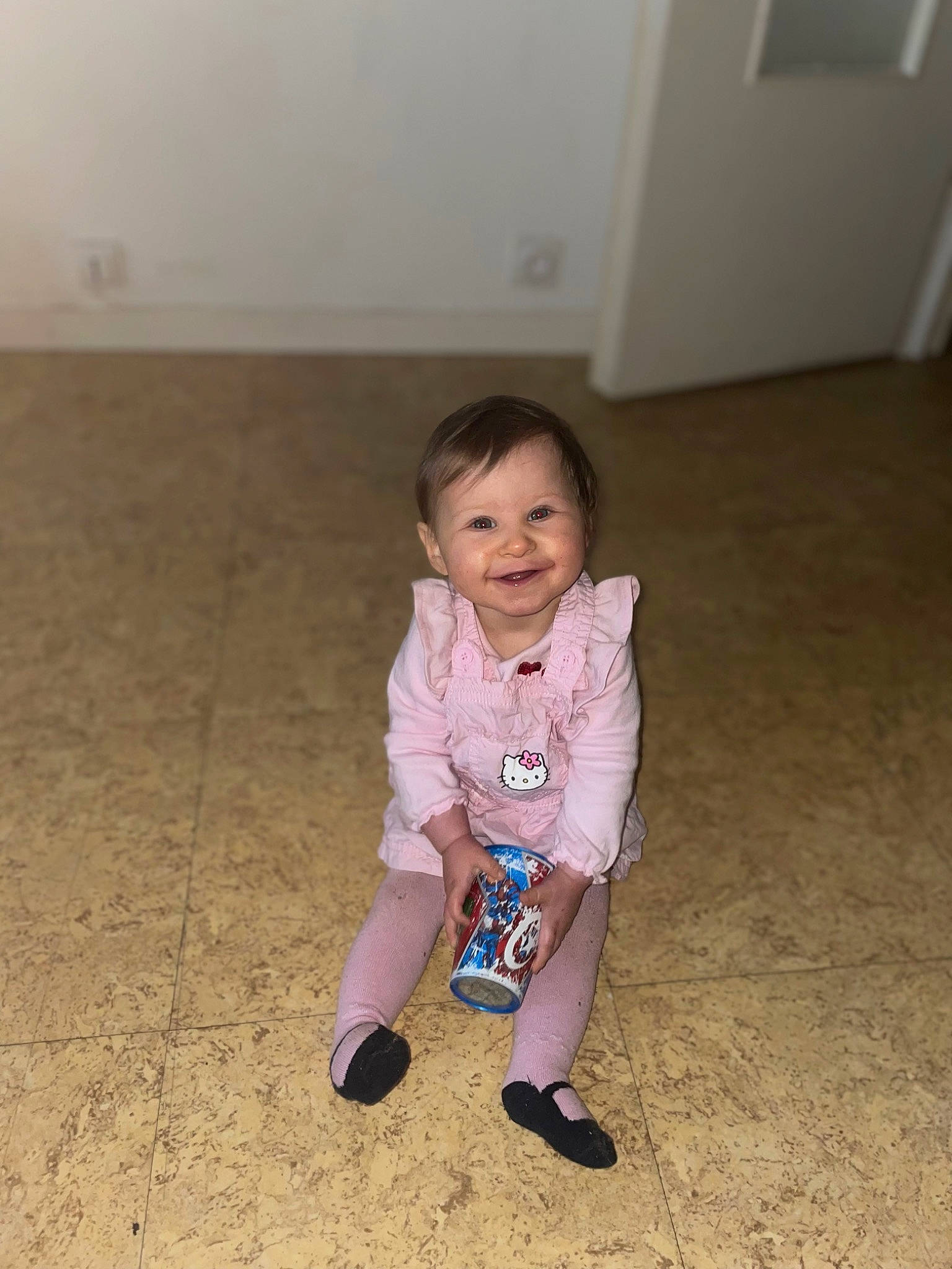 Lïna a rejoint le concours — aidez-le/la à gagner de superbes lots ! baby, baby_toddler_clothing, cheek, child, face, floor, flooring, fun, happy, hardwood, joy, leg, magenta, person, room, sandal, sitting, sleeve, smile, soil