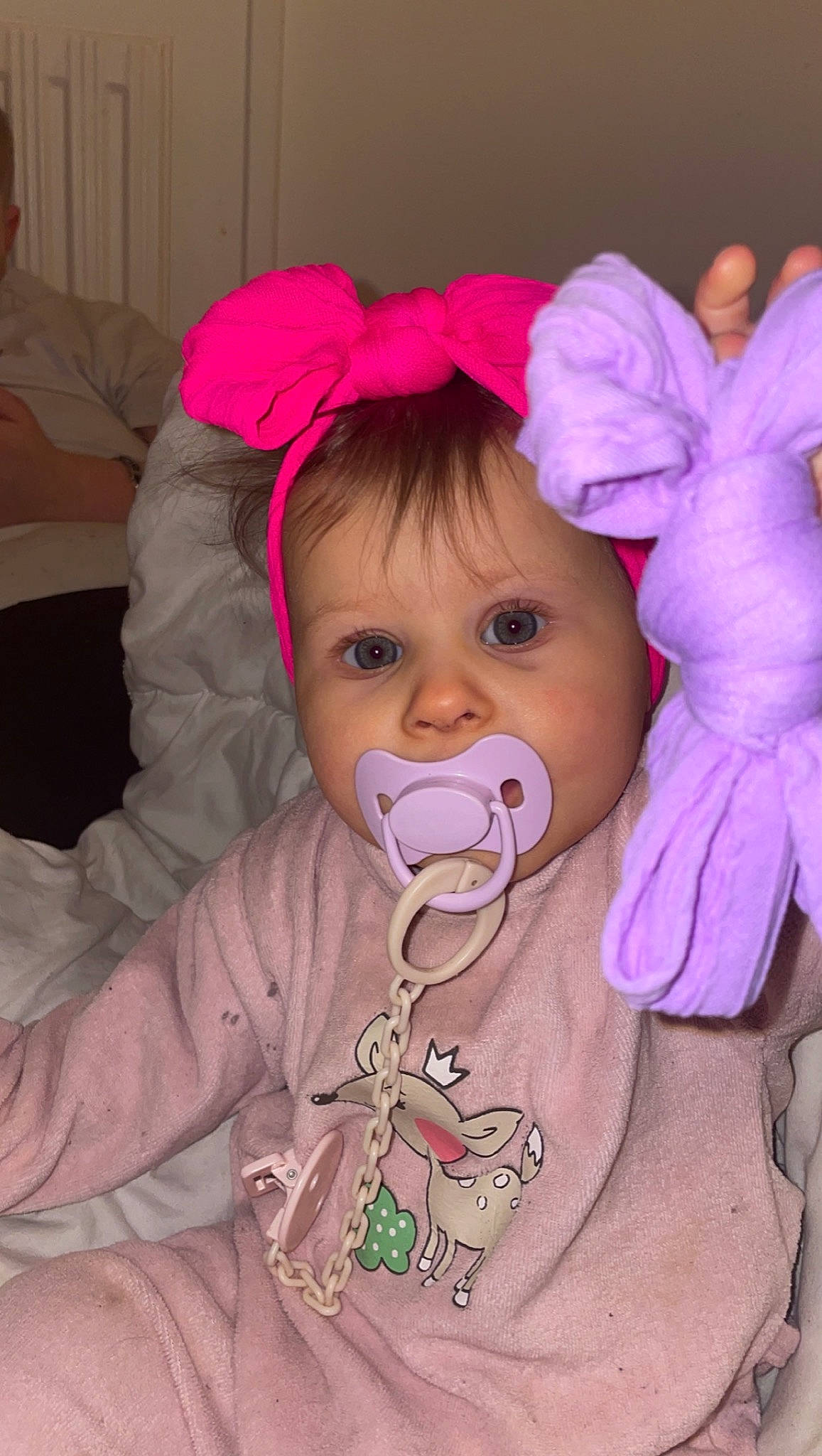 Lïna a rejoint le concours — aidez-le/la à gagner de superbes lots ! baby_toddler_clothing, cheek, chin, clothing, ear, eye, eyebrow, eyelash, head, human_body, iris, lip, mouth, nose, organ, outerwear, person, pink, skin, sleeve