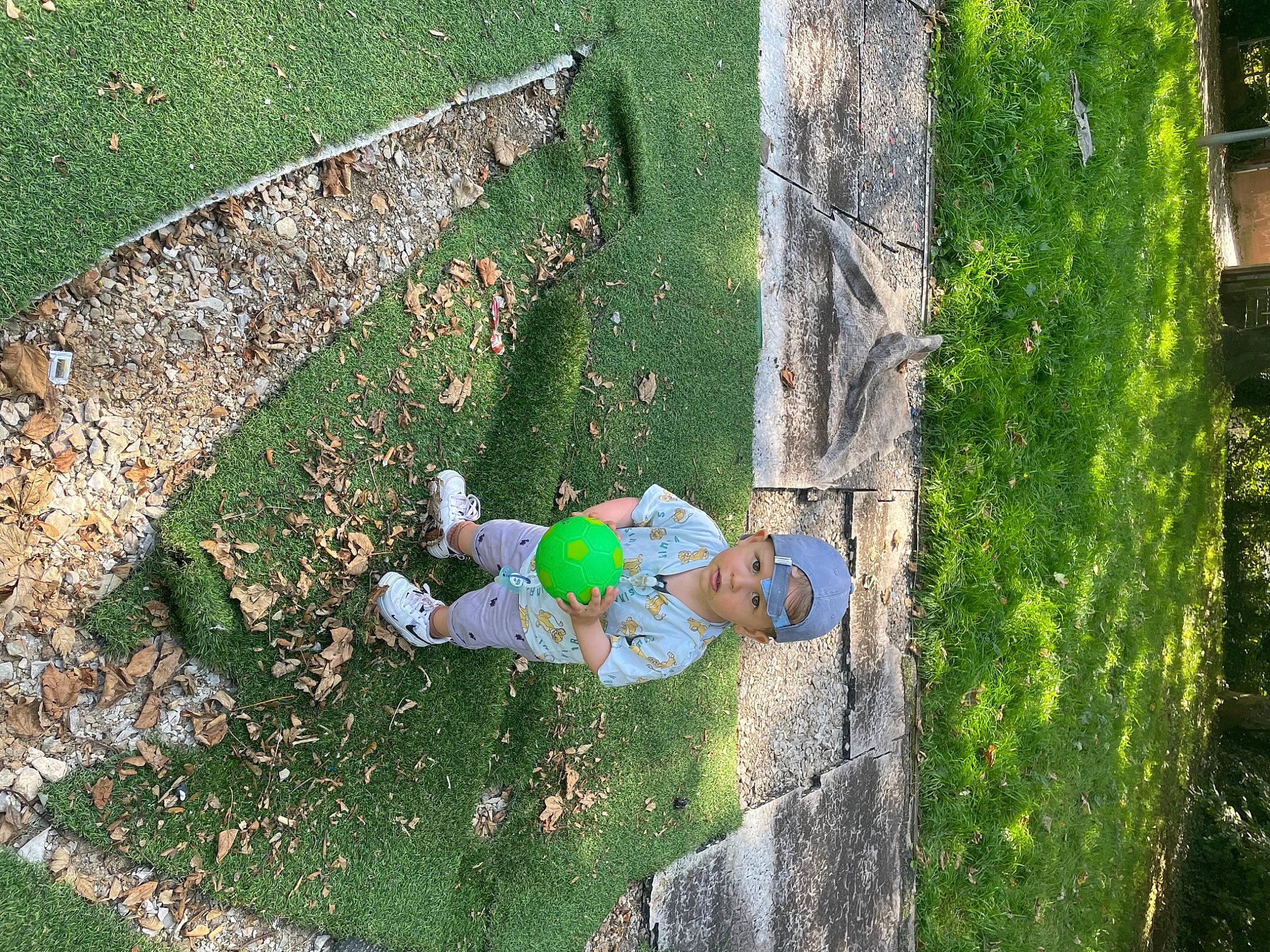 Kaïs a rejoint le concours — aidez-le/la à gagner de superbes lots ! adventure, art, fun, garden, grass, groundcover, headwear, landscape, landscaping, lawn, leaf, leisure, people_in_nature, person, plant, recreation, shadow, shrub, sidewalk, slope