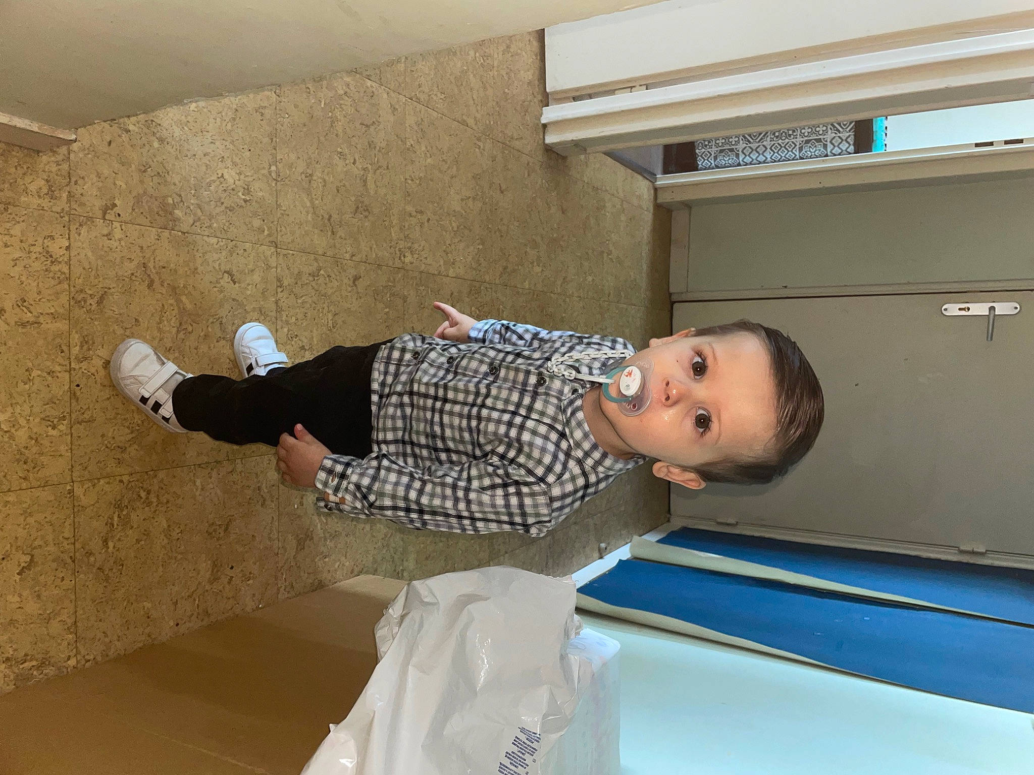 Kaïs a rejoint le concours — aidez-le/la à gagner de superbes lots ! baby_toddler_clothing, ceiling, comfort, elbow, floor, flooring, hardwood, knee, leisure, paint, person, plaster, room, service, shelf, shorts, sleeve, t_shirt, toddler, wood