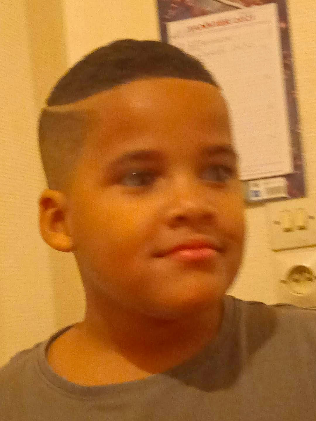 Nolan a rejoint le concours — aidez-le/la à gagner de superbes lots ! buzz_cut, caesar_cut, cheek, clothing, crew_cut, ear, eyebrow, eyelash, facial_hair, forehead, fun, happy, jaw, joy, mouth, neck, nose, office_equipment, person, skin