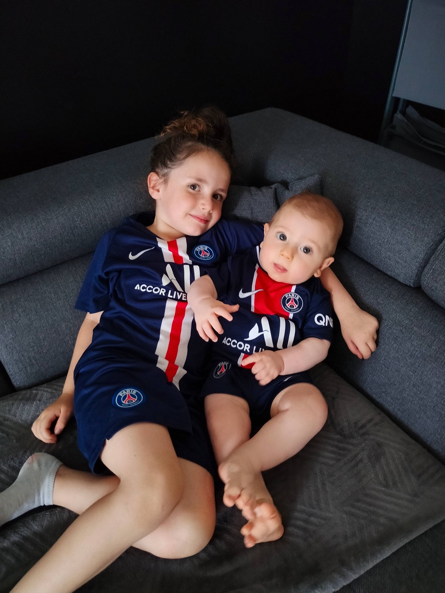 Wendy participe au concours pour gagner de l'argent avec cette photo : comfort, couch, eye, face, flash_photography, happy, head, human_leg, joy, knee, lap, leg, leisure, person, shorts, skin, smile, sportswear, t_shirt, thigh