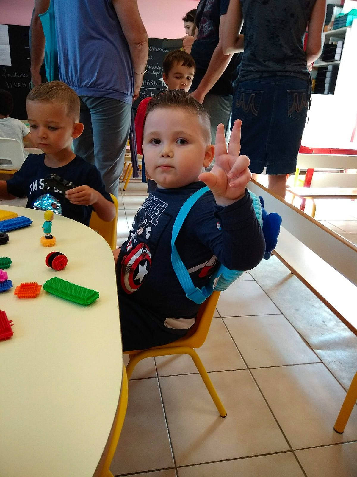 Wyatt a rejoint le concours — aidez-le/la à gagner de superbes lots ! arm, baby, chair, child, event, flooring, fun, happy, icing, leisure, party, person, play, recreation, room, sharing, sitting, t_shirt, table, toddler