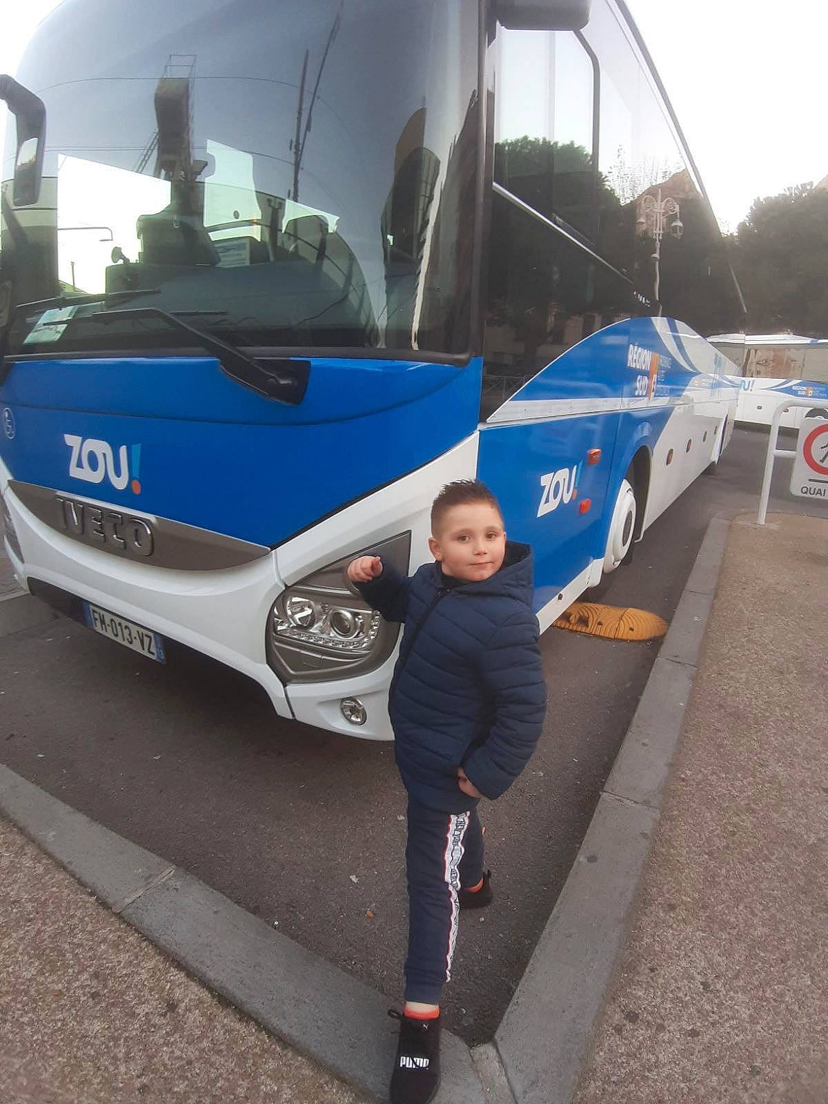 Wyatt participe au concours pour gagner de l'argent avec cette photo : asphalt, automotive_design, automotive_exterior, automotive_lighting, automotive_tire, automotive_wheel_system, bus, commercial_vehicle, hood, jacket, motor_vehicle, person, public_transport, rolling, sky, tire, tour_bus_service, vehicle, vehicle_door, wheel