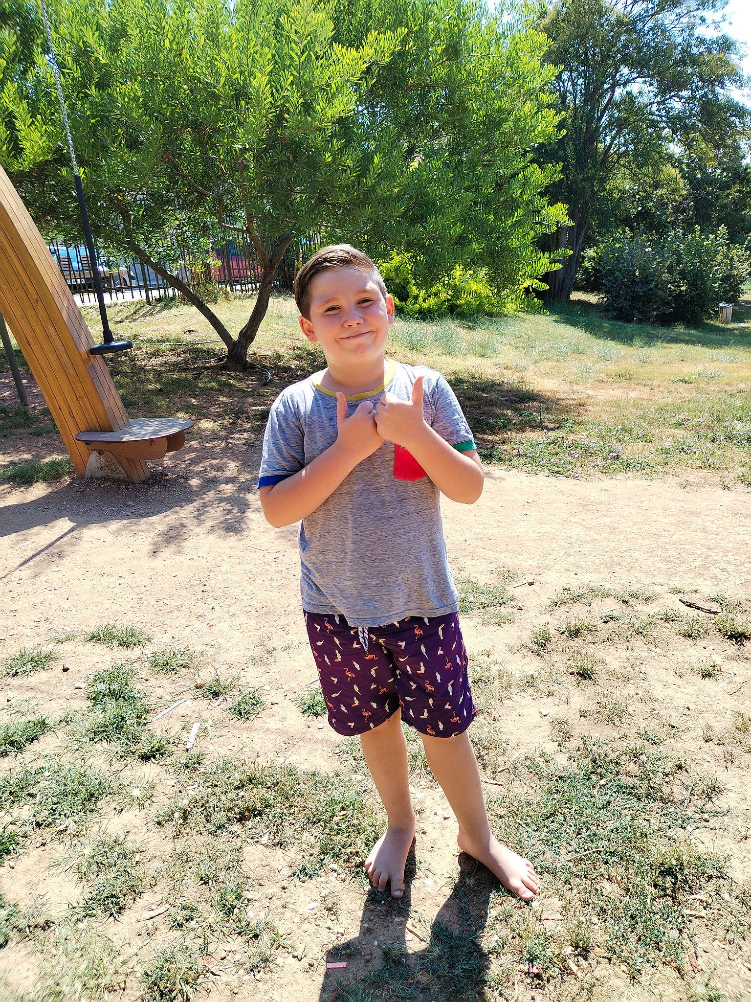Wyatt participe au concours pour gagner de l'argent avec cette photo : electric_blue, eyewear, fun, grass, happy, human_leg, joy, landscape, leisure, pattern, people_in_nature, person, plaid, plant, recreation, shorts, soil, sunglasses, thigh, tree