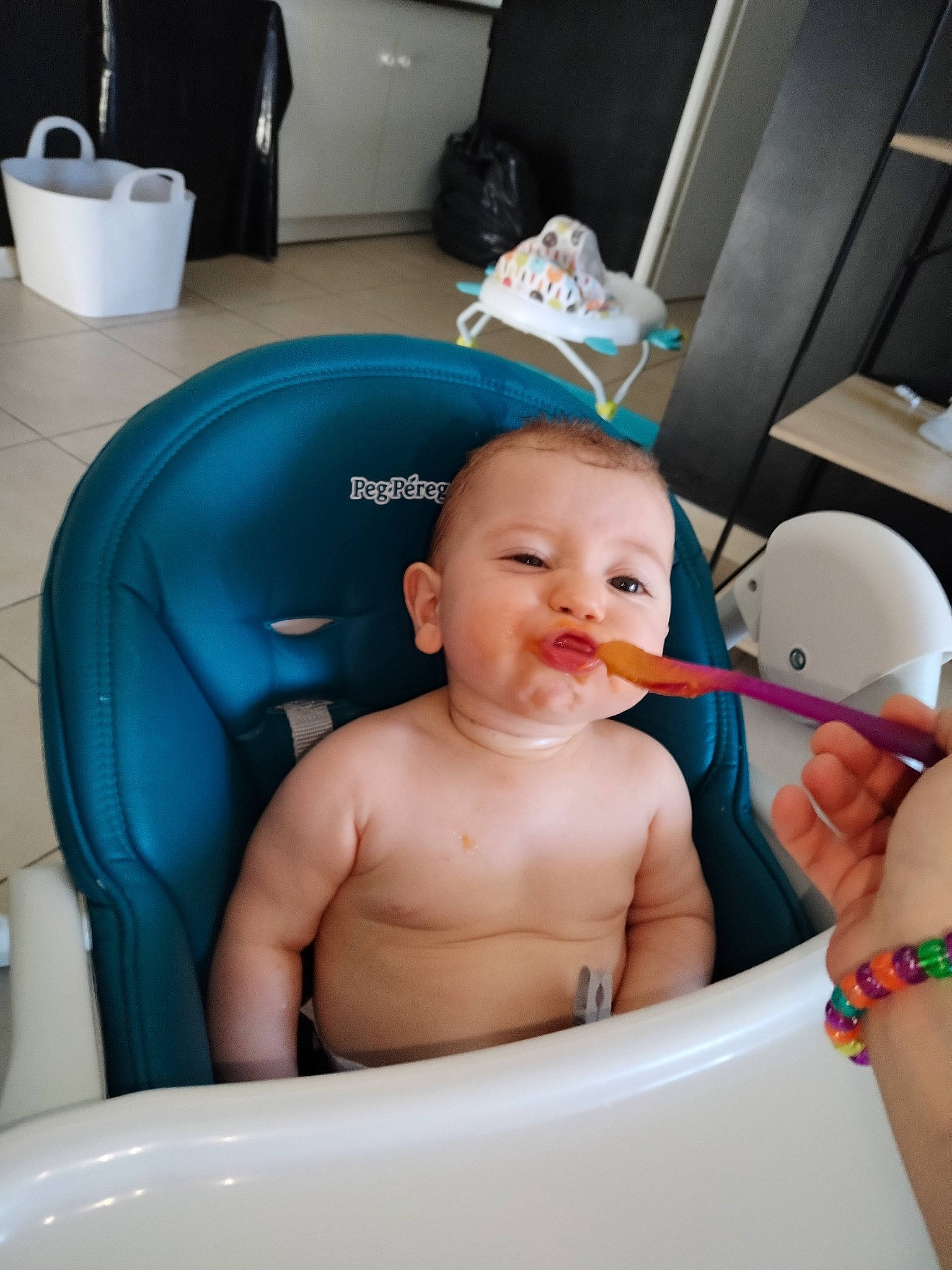 Wayden participe au concours pour gagner de l'argent avec cette photo : baby, baby_bathing, bathing, bathroom, blue, cheek, chest, child, eyelash, fun, green, head, mouth, person, personal_care, product, room, skin, smile, thumb