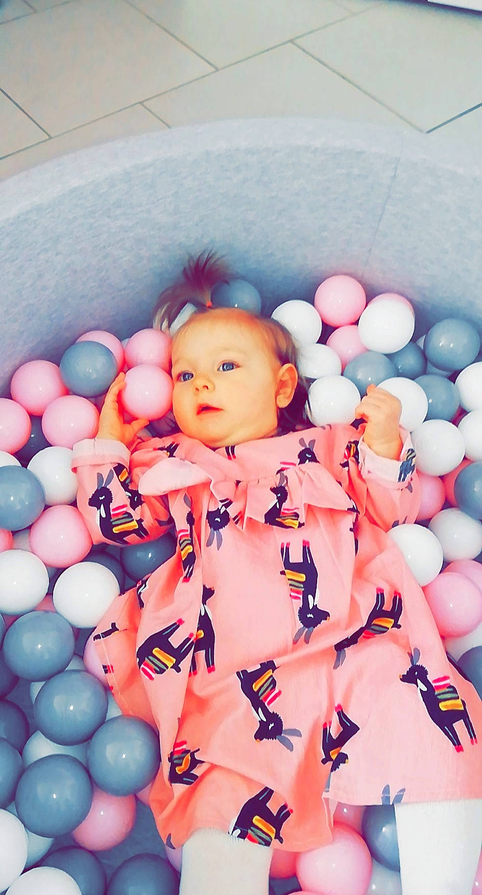 Mila a rejoint le concours — aidez-le/la à gagner de superbes lots ! baby_toddler_clothing, balloon, child, easter, event, fun, happy, human, leisure, party_supply, pattern, peach, people_in_nature, person, pink, plastic, play, textile, toddler, toy