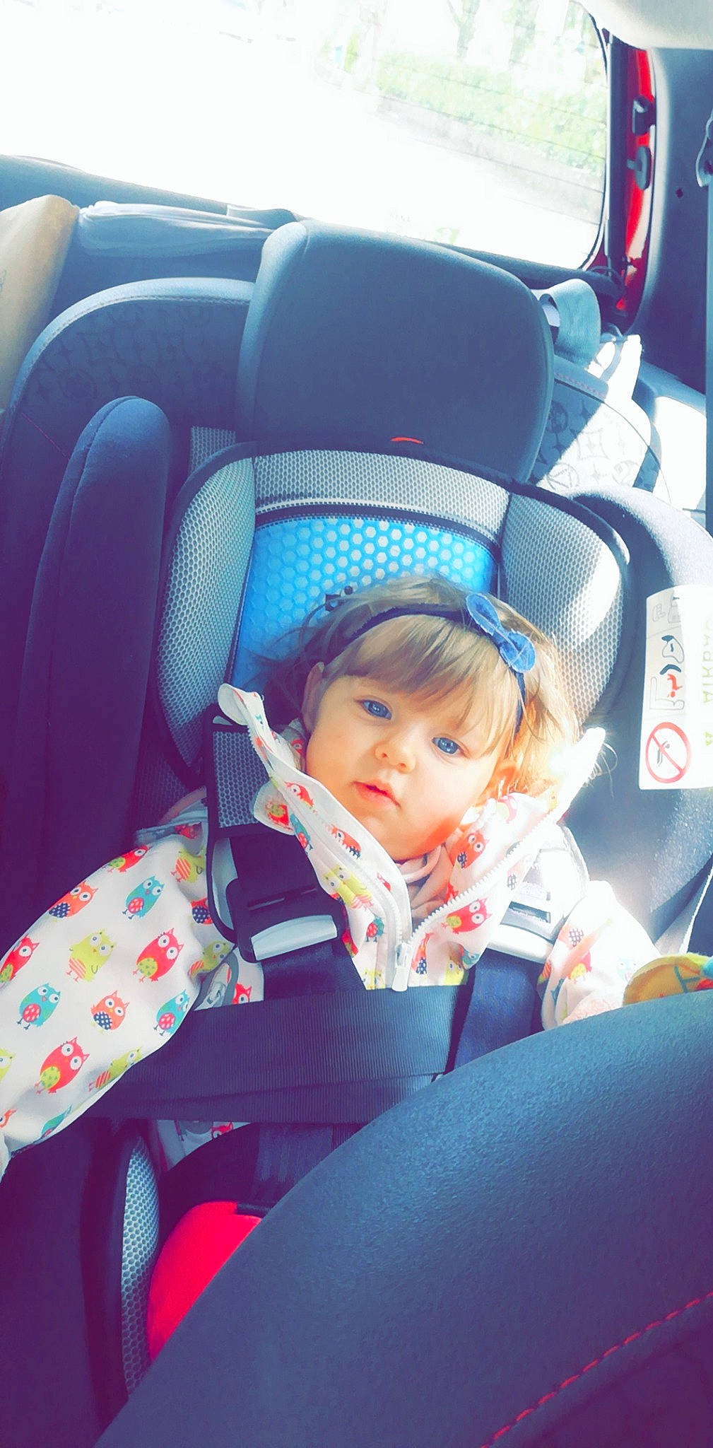 Mila participe au concours pour gagner de l'argent avec cette photo : auto_part, automotive_design, baby_carriage, baby_in_car_seat, car_seat, car_seat_cover, child, comfort, electric_blue, head_restraint, mode_of_transport, motor_vehicle, person, personal_luxury_car, product, seat_belt, steering_part, steering_wheel, toddler, vehicle