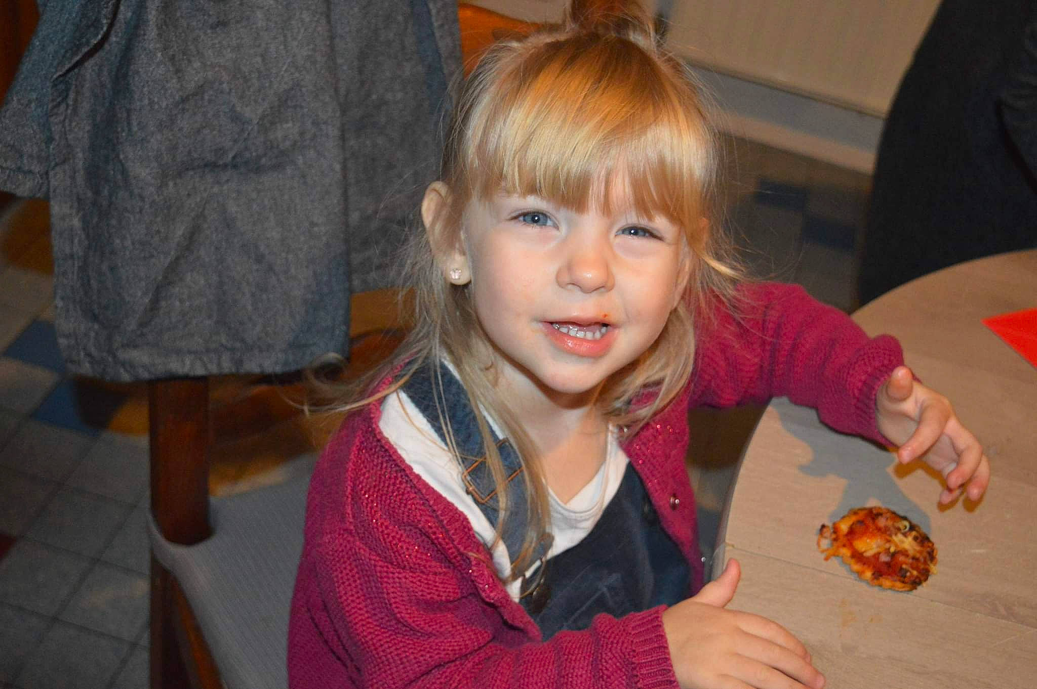 Mila a rejoint le concours — aidez-le/la à gagner de superbes lots ! baking, bangs, chair, child, comfort_food, eating, event, finger_food, food, fun, holiday, junk_food, luggage_and_bags, meal, party, person, room, sitting, smile, toddler