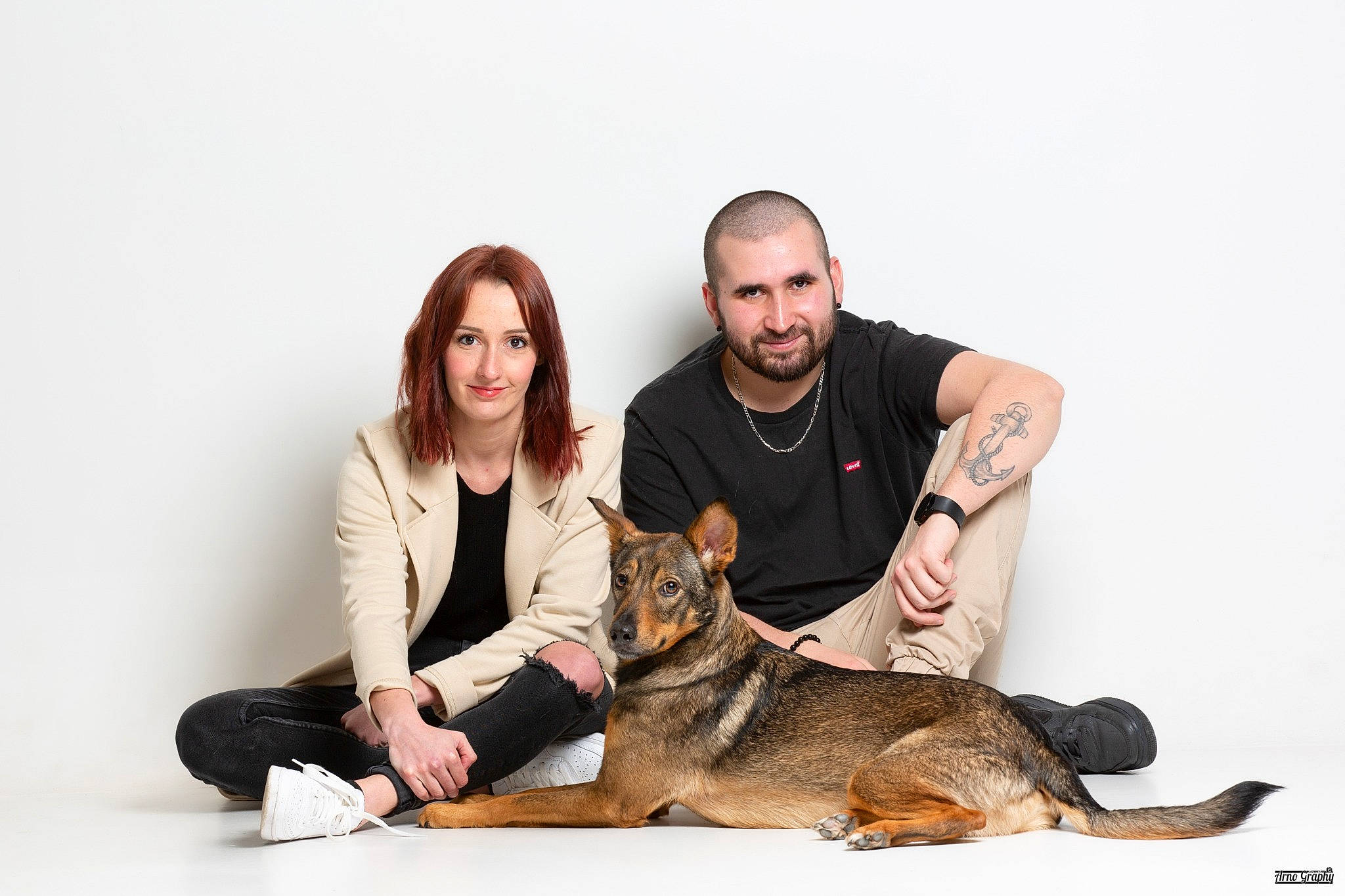 Falko a rejoint le concours — aidez-le/la à gagner de superbes lots ! beard, boot, canidae, carnivore, comfort, companion_dog, conversation, dog, dog_breed, event, eyewear, flash_photography, formal_wear, fur, german_shepherd_dog, guard_dog, happy, herding_dog, sitting, smile