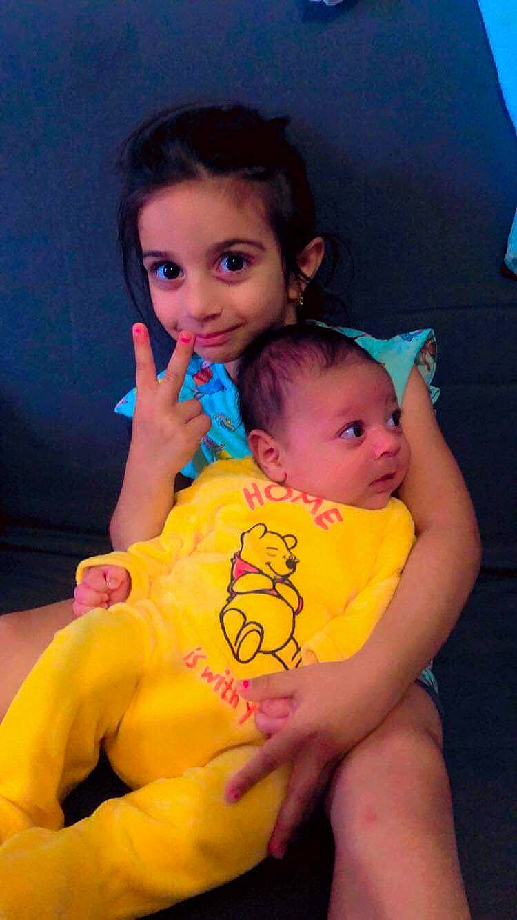 Angelina a rejoint le concours — aidez-le/la à gagner de superbes lots ! abdomen, baby, child, elbow, finger, flash_photography, fun, gesture, hairstyle, hand, happy, head, joy, mouth, nail, person, skin, t_shirt, thigh, toddler