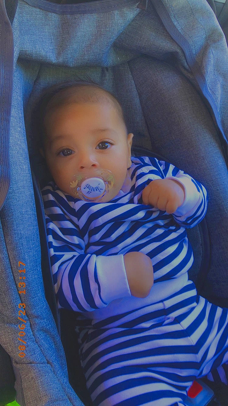 Joachim a rejoint le concours — aidez-le/la à gagner de superbes lots ! azure, baby, baby_products, baby_safety, baby_toddler_clothing, cheek, child, comfort, electric_blue, eye, happy, iris, lip, person, product, purple, sitting, skin, sleeve, toddler