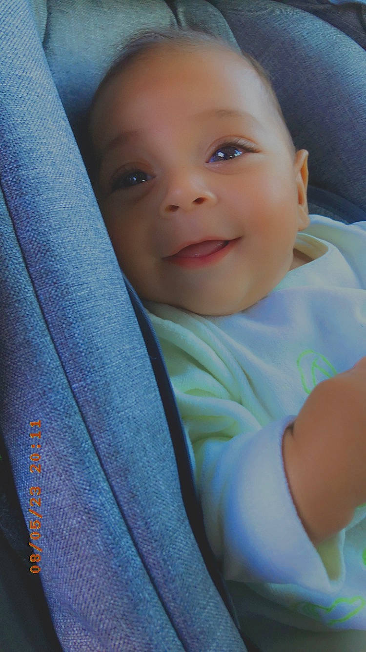 Joachim participe au concours pour gagner de l'argent avec cette photo : auto_part, azure, baby, baby_products, baby_toddler_clothing, car_seat, cheek, child, comfort, electric_blue, finger, gesture, happy, iris, joy, lip, nose, person, smile, thumb