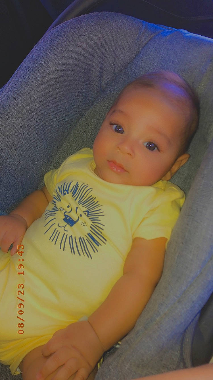 Joachim participe au concours pour gagner de l'argent avec cette photo : baby, baby_products, baby_sleeping, baby_toddler_clothing, car_seat, cheek, child, comfort, elbow, electric_blue, finger, iris, linens, mouth, nose, person, sitting, skin, t_shirt, textile