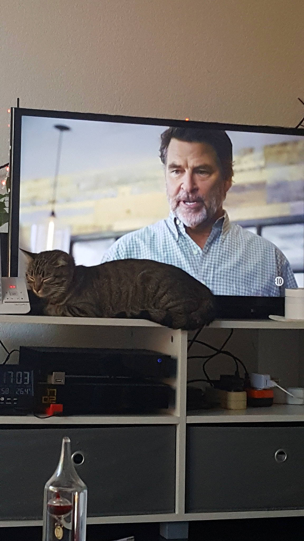 Leana a rejoint le concours — aidez-le/la à gagner de superbes lots ! advertising, computer_monitor, desk, desktop_computer, display_device, electronic_device, electronics, furniture, lcd_tv, media, multimedia, photography, screen, technology, television, television_set