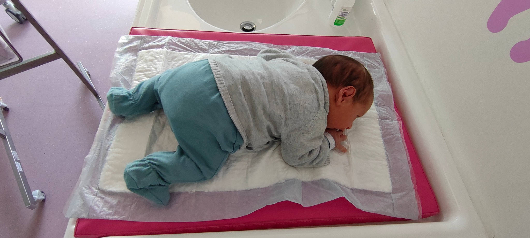 Temoe participe au concours pour gagner de l'argent avec cette photo : bed, bed_sheet, bedding, bedroom, child, comfort, elbow, event, hospital, human_body, knee, linens, mattress, medical, medical_equipment, person, room, service, sleeve, t_shirt