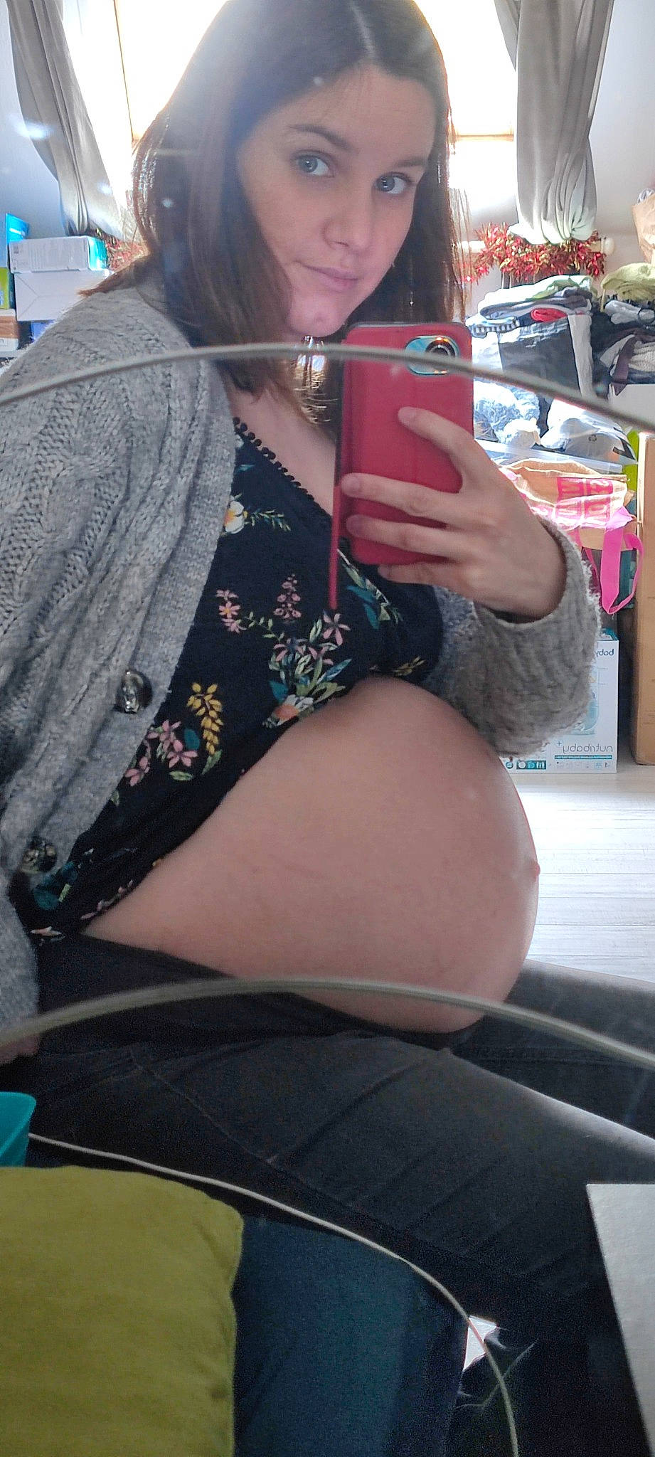 Temoe participe au concours pour gagner de l'argent avec cette photo : blue, chest, cool, cosmetics, elbow, eyewear, hairstyle, human_leg, joint, knee, lap, lip, nail, person, pink, street_fashion, t_shirt, thigh, trunk, vision_care