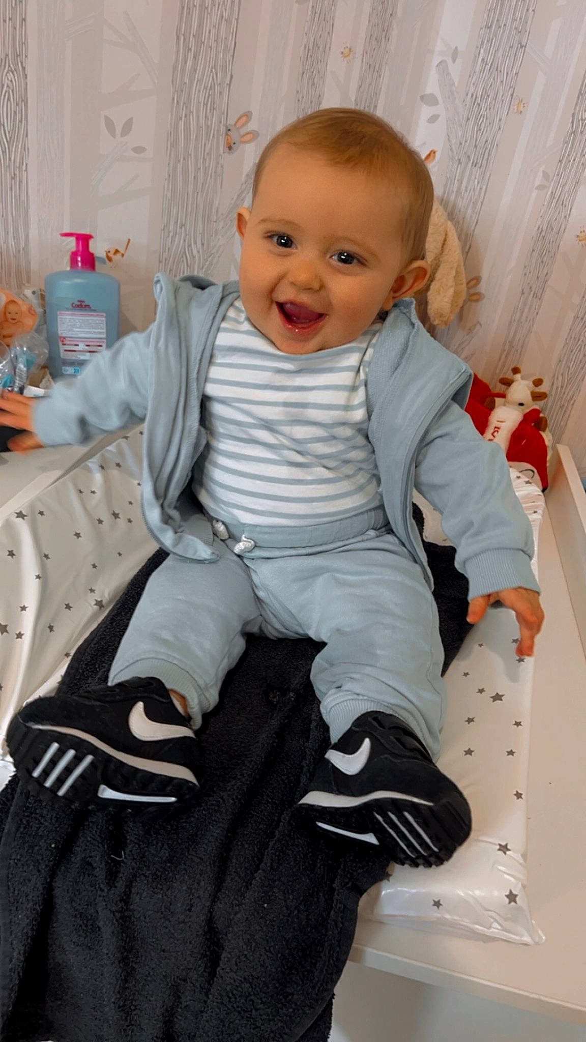 Aaron participe au concours pour gagner de l'argent avec cette photo : arm, baby, baby_products, baby_safety, baby_toddler_clothing, cheek, child, comfort, eye, flooring, hairstyle, happy, head, human_leg, joy, knee, person, sitting, sleeve, smile