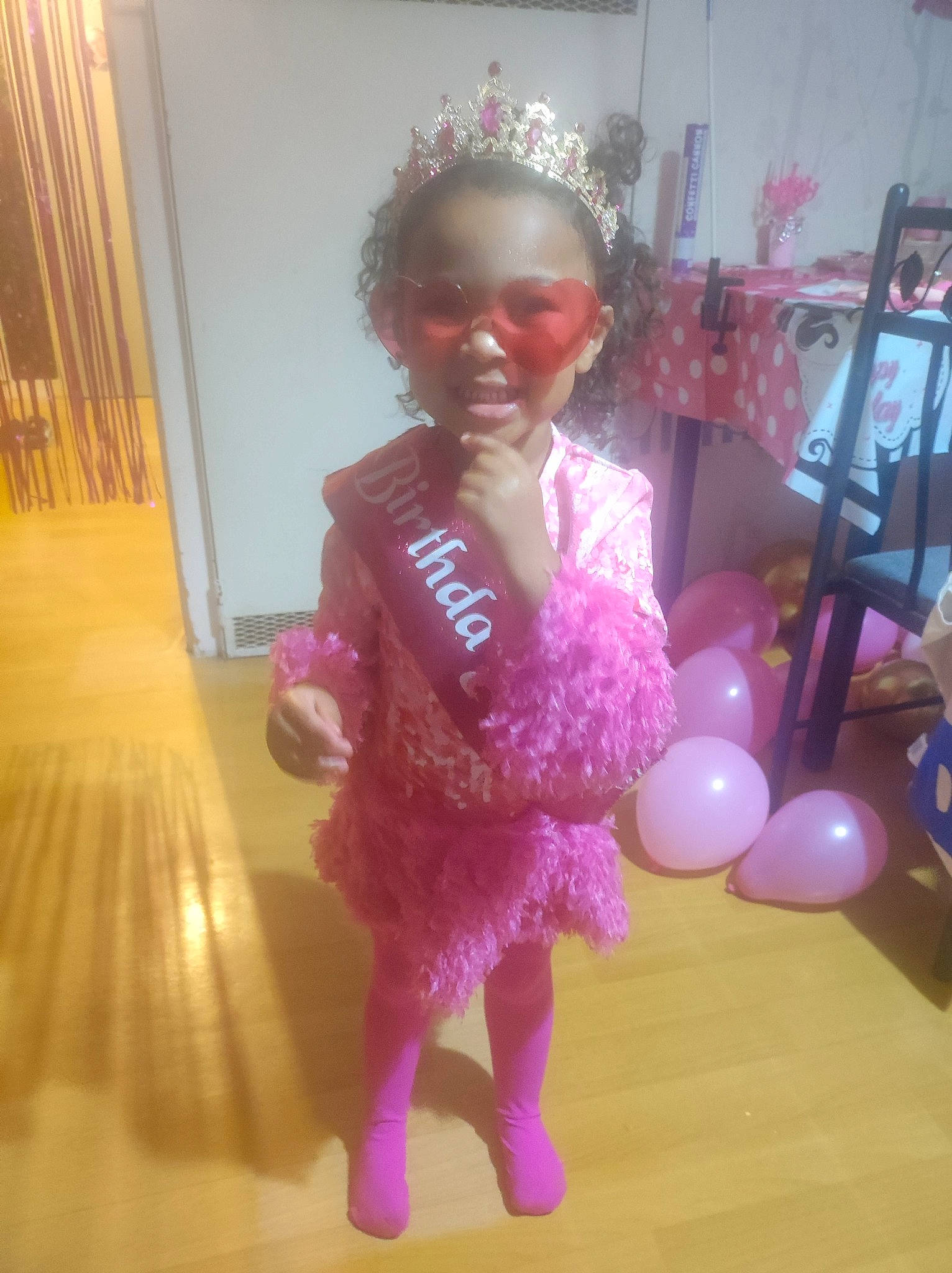 Kayla a rejoint le concours — aidez-le/la à gagner de superbes lots ! baby_toddler_clothing, balloon, child, cocktail_dress, costume, event, fashion_design, flooring, fun, happy, human_leg, jewellery, joy, magenta, party, party_supply, person, pink, room, smile