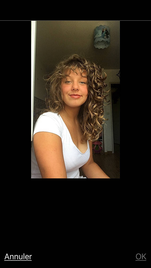 Elsa a rejoint le concours — aidez-le/la à gagner de superbes lots ! arm, beauty, blond, brown_hair, cheek, chin, elbow, face, hair, hairstyle, joint, joy, layered_hair, leg, long_hair, neck, person, photography, portrait, shoulder